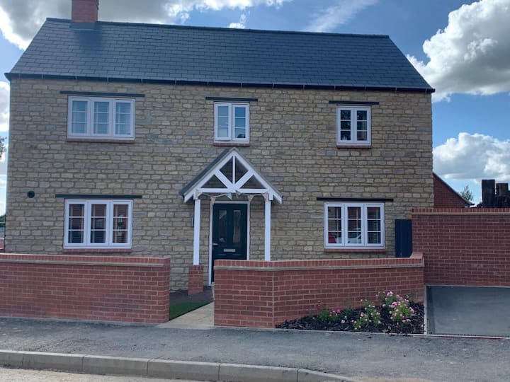 Spacious double bedroom in Silverstone Village Houses for Rent in