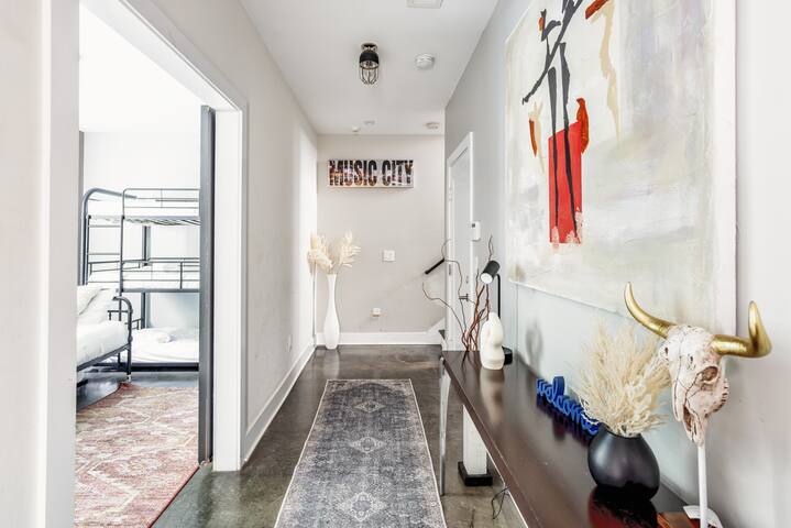 2 Downtown homes *23 beds* 6 min to Broadway gallery image 5