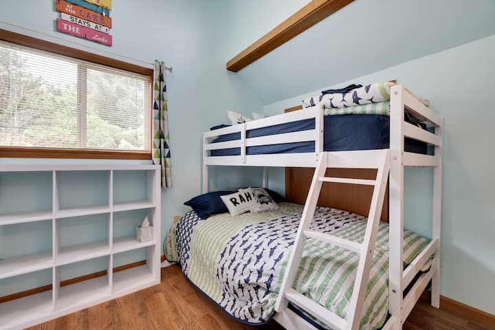 Тази двуетажна стая, подходяща за семейства, разположена на последния етаж, удобно настанява шестима гости с две двуетажни легла.