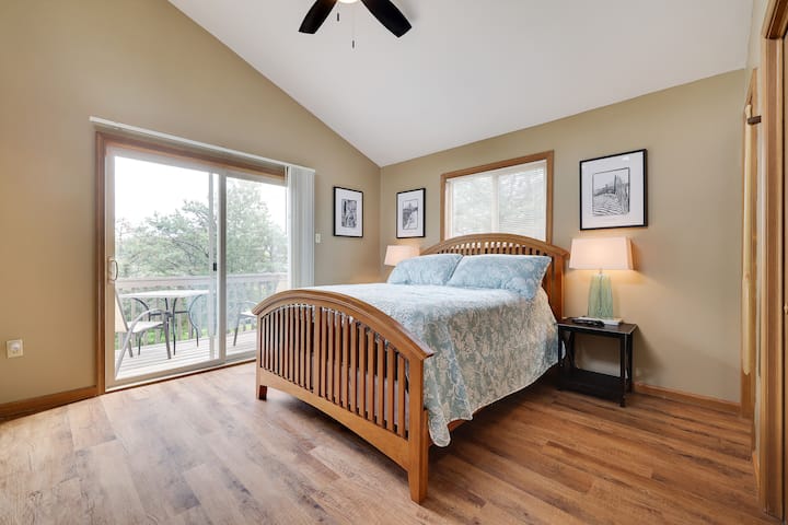 Просторната родителска спалня на последния етаж разполага с двойно легло и катедрални тавани, създавайки просторно и релаксиращо място за отдих със самостоятелен достъп до палубата.