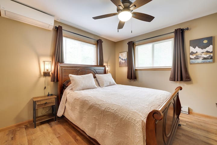 Спалнята на основното ниво разполага с двойно легло и модерно обзавеждане, осигуряващи комфортен престой с лесен достъп до жилищните помещения.