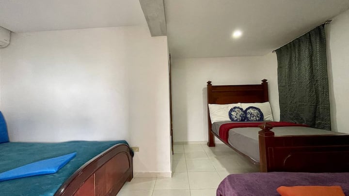 Chumba namba 4 chenye kiyoyozi, kabati na bafu la kujitegemea. Uwezo wa watu 5.