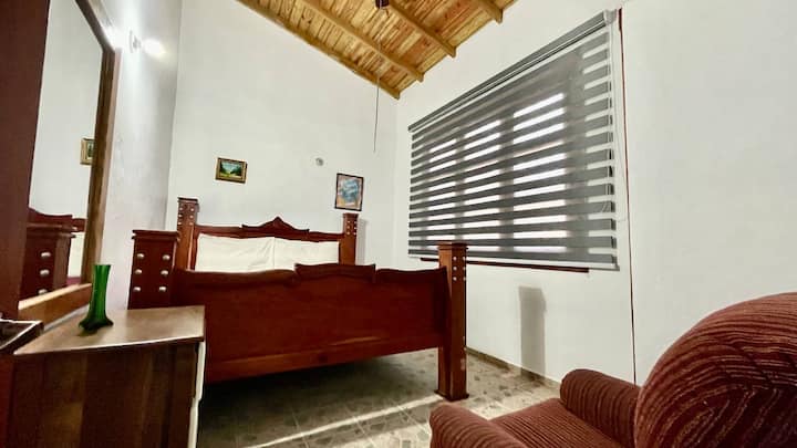 Chumba namba 2 kwa watu wawili walio na kabati na feni ya dari. Shiriki bafu lenye chumba namba 3.