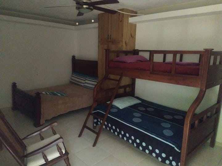 Chumba namba 5 na feni ya dari, kabati na bafu la kujitegemea. Ina uwezo wa kuchukua watu 5.