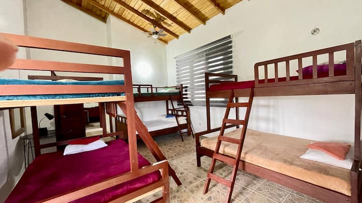 Chumba namba 3 chenye uwezo wa kuchukua watu 9. Ina kabati na feni ya dari, pamoja na ufikiaji wa roshani iliyoshirikiwa na chumba kikuu. Inashiriki bafu na chumba namba 2.