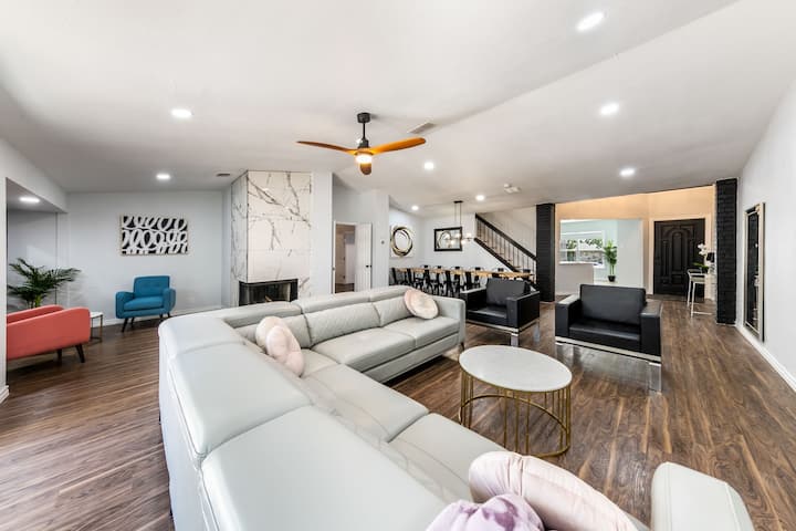 Spacious living room with dining area and cozy nook
The spacious house sleeps up to 16. An extra California King Air Mattress is provided for groups of 15-16 guests. It's 20" tall, boasts air-filled coils for natural body support & good sleep.