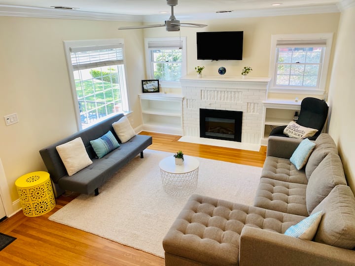 Charming & Clean Classic In The Fab 40s (Bebedeux) - Sacramento, CA