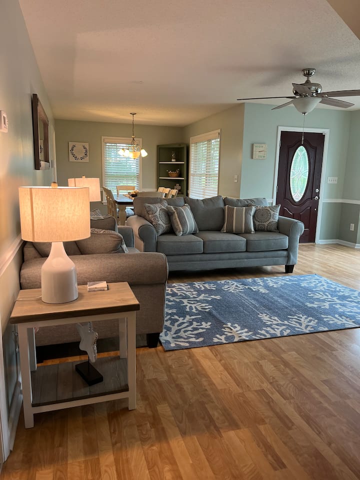 Cozy 3 Bedroom/ 2.5 Bath Home In Sneads Ferry - Sneads Ferry, NC