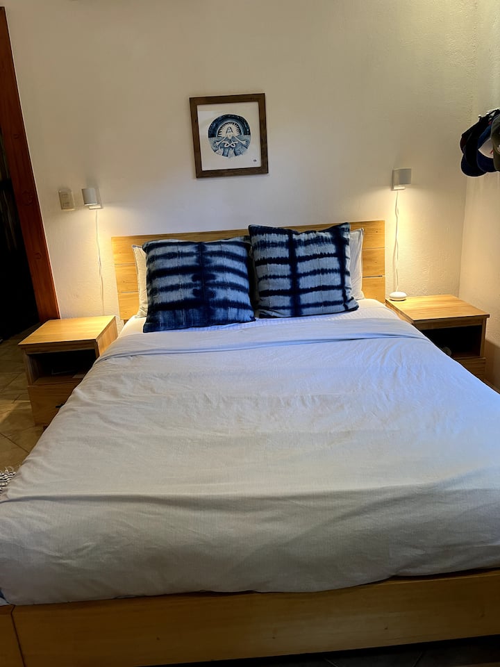 Dhoma e dytë e gjumit, krevati dopio "queen", gardëroba, tavolina, karrigia e zyrës, 2 dritare, kondicioneri, grilat e errëta dhe grilat e ditës, raftet e reja të personalizuara. 