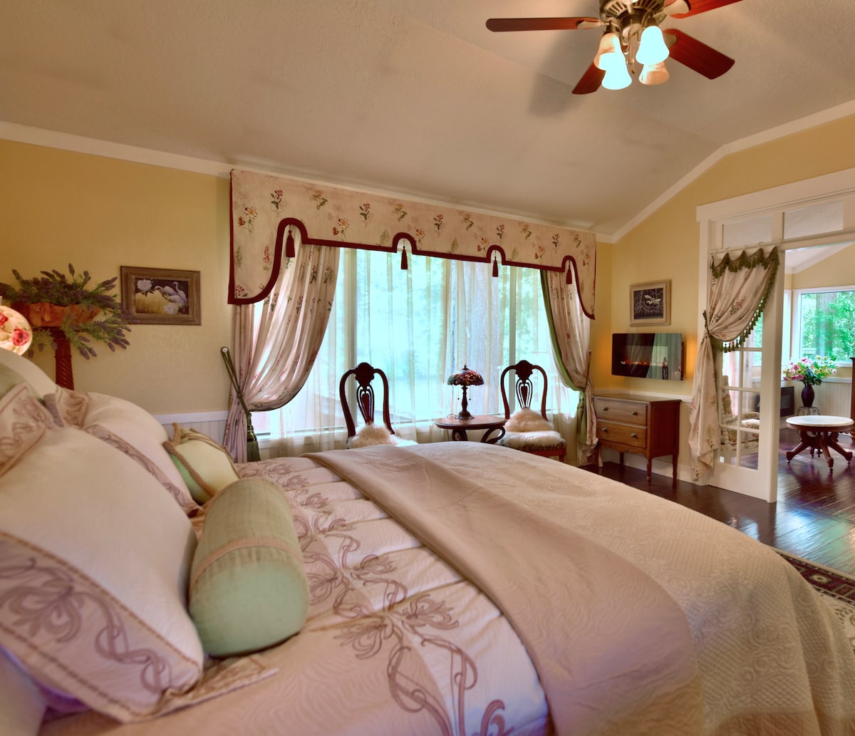 Главен апартман. Супер удобен брачен кревет.