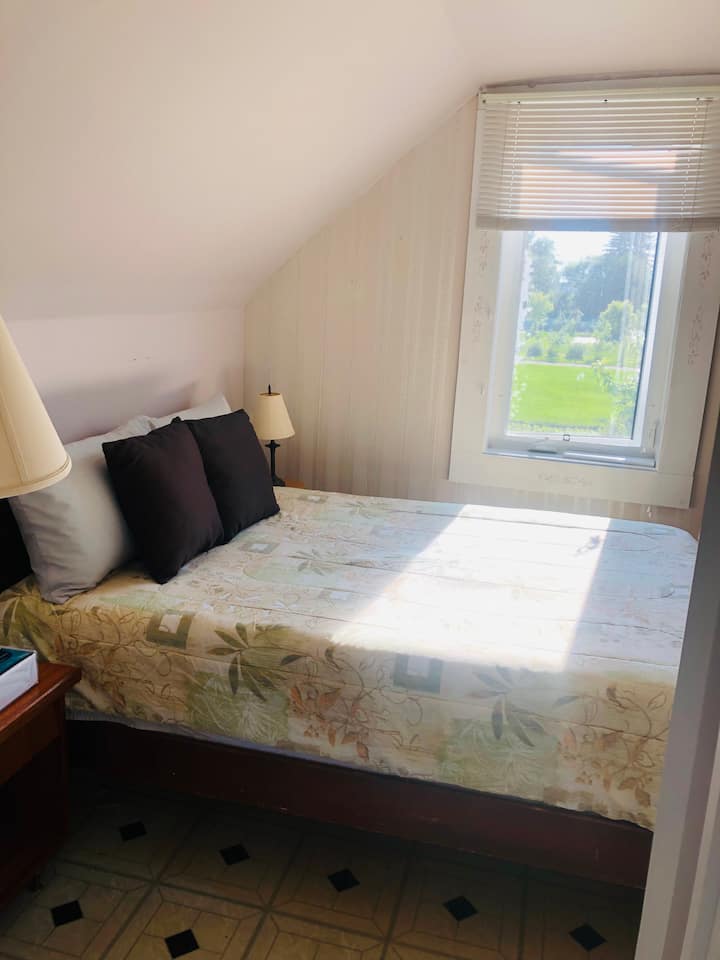 The Hatchling Room~
מיטה זוגית, שידת לילה. מתלה בגדים. תיהנו מהסטנסיל הייחודי הצבוע ביד על מסגרת החלון! 