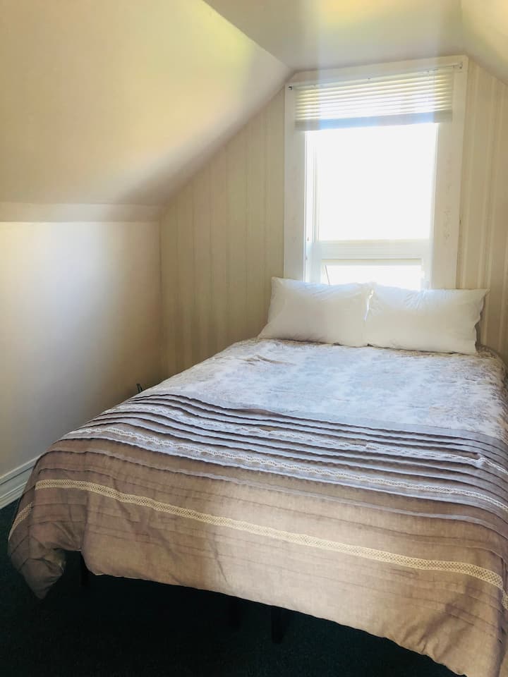 חדר הקן ~
מיטת קווין סייז, שידת לילה, מתלה בגדים. 
