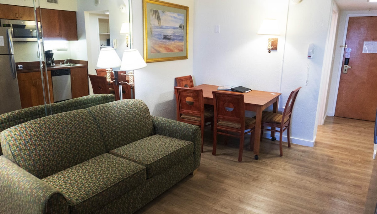 Sebule ina televisheni janja kubwa iliyowekwa ukutani pia. 