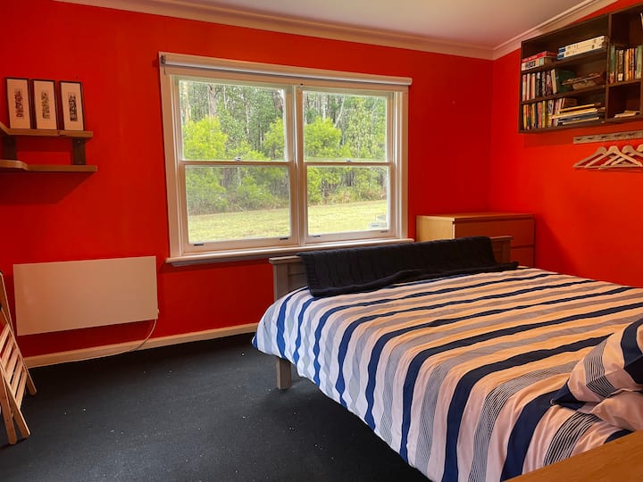 Chumba cha Orange, kitanda cha malkia na mwonekano mzuri wa msitu.