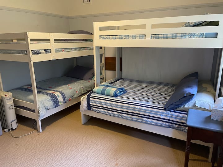 Chumba cha Bluu, kitanda cha watu wawili na kitanda kimoja. Tazama kwenye nyasi ya mbele, eneo kuu la malisho ya kangaroo. Portacot na kiti cha juu katika WARDROBE. 