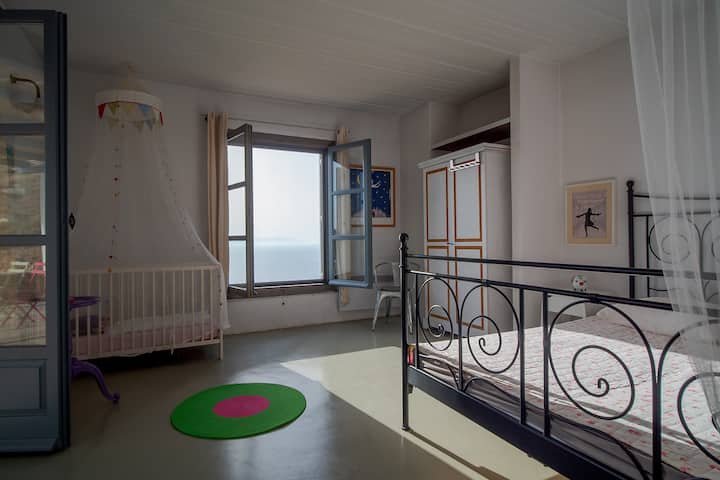 First Guestroom with double bed (152X200 cm) and baby crib