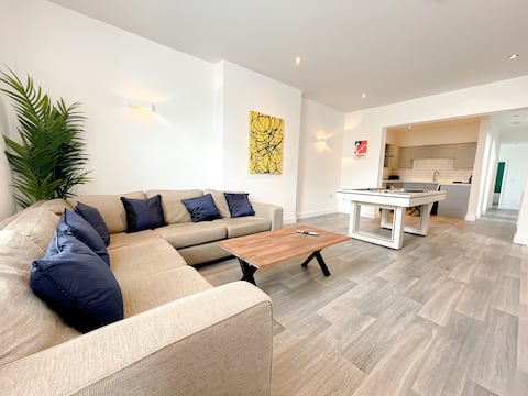 Stylish and Fun 4 Bedroom Apartment with Parking