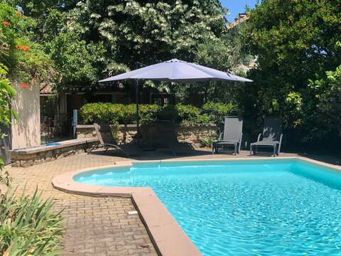 Charming house, with pool, near UZES.