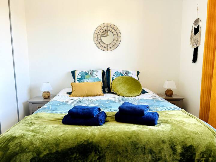 Chumba cha kulala cha 1 - Kitanda 160 - mwonekano wa bustani ya mbele