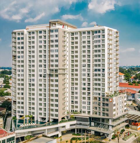 Hoa's lovely 2-bedroom condo with pool