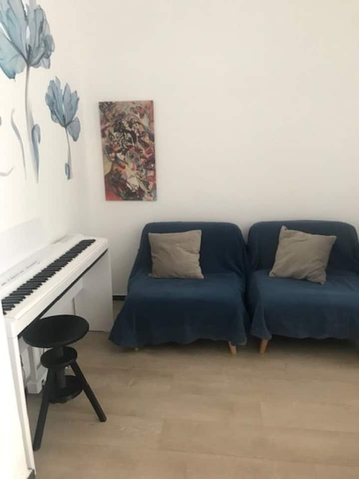 Piano digital Yamaha y sillones de diseño.