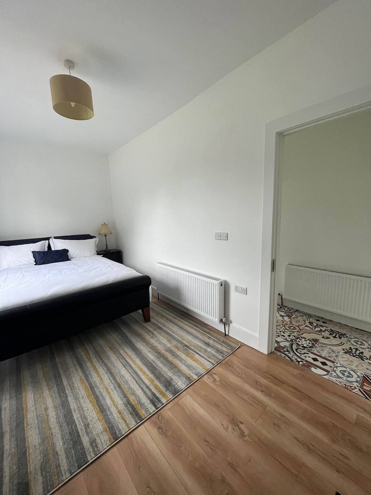 غرفة نوم مع إمكانية الوصول إلى الحمام الرئيسي 