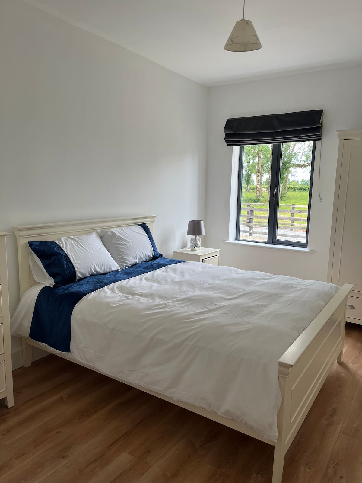 غرفة نوم 1 بسرير بحجم كبير