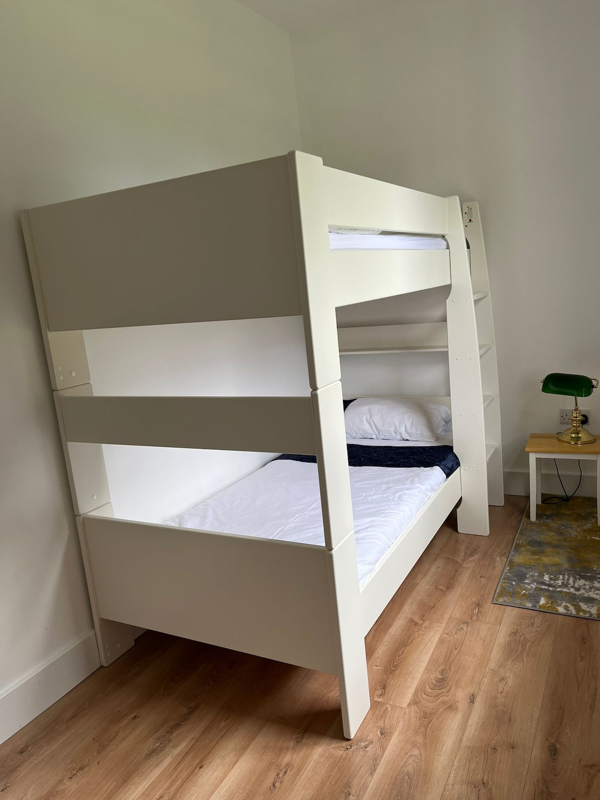 أسرّة بطابقين للأطفال فقط