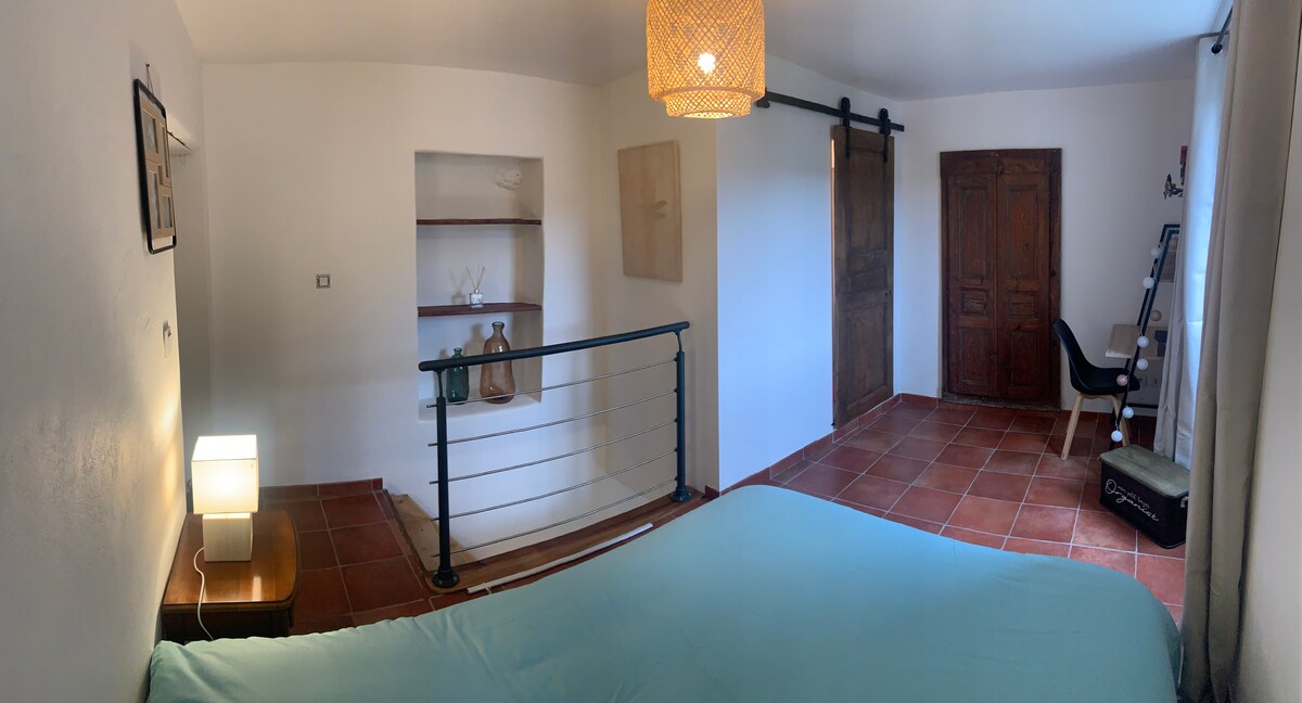 ห้องนอนชั้นบน
ประตูบานเลื่อนเปิดไปยังห้องน้ำและห้องสุขา
ประตูหลังเป็นตู้เสื้อผ้า