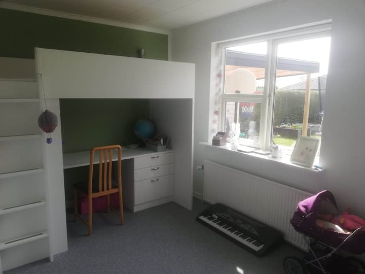 Værelse 4, med juniorseng.