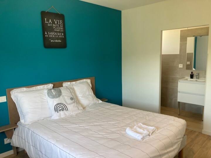 klimatizovaná spálňa 1 so vstupom do sprchy a závesným WC