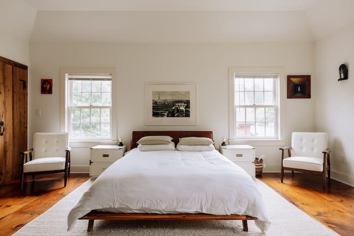 ماستر مع شرفة تطل على الغرفة الرائعة.