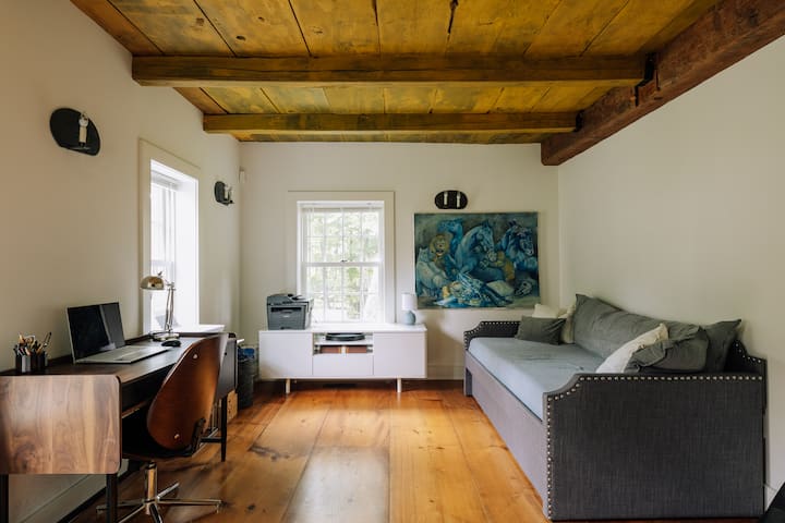 مكتب منفصل مع سرير أريكة يمكن أن يستوعب شخصين.