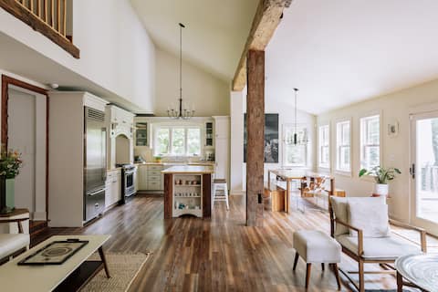 Riverfront, cozy farmhouse near Rhinebeck
