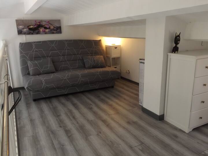 mezanín s rozlohou 11 m2 s pohovkou konvertibilnou do 140 cm s oknom, úložným priestorom