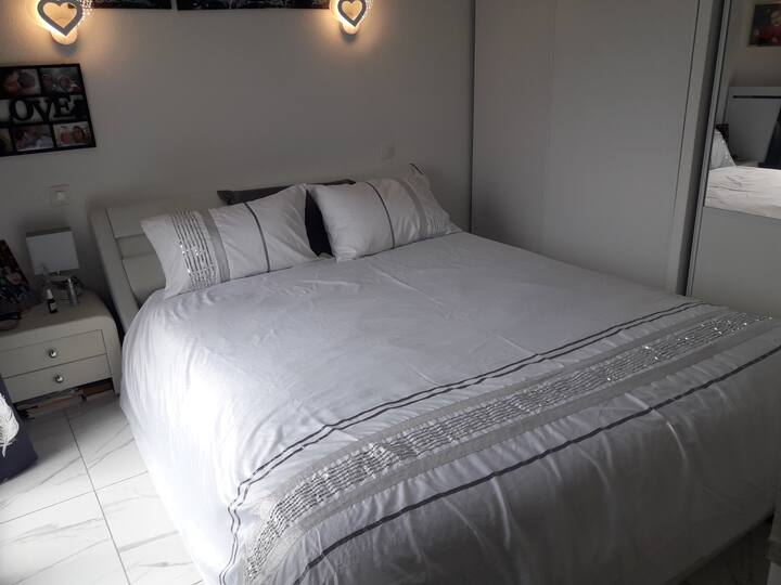 160 lôžková izba s 2 posuvnými dverami skrine, okennými dverami s výhľadom na malý balkón s výhľadom na more