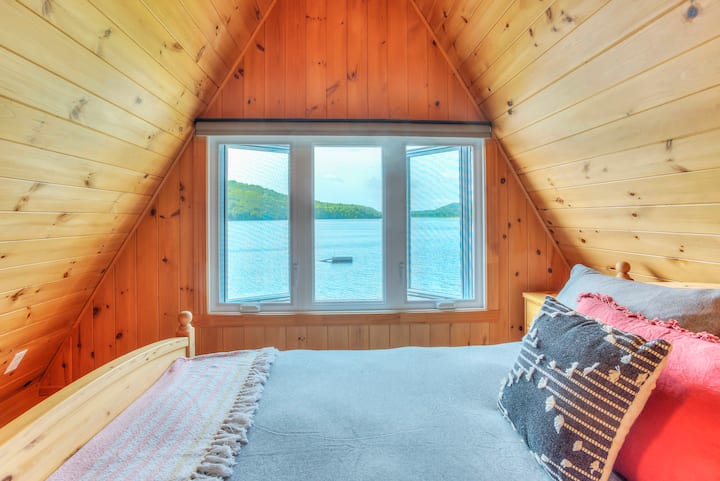 غرفة نوم في الطابق العلوي وإطلالات على البحيرة والجبل.