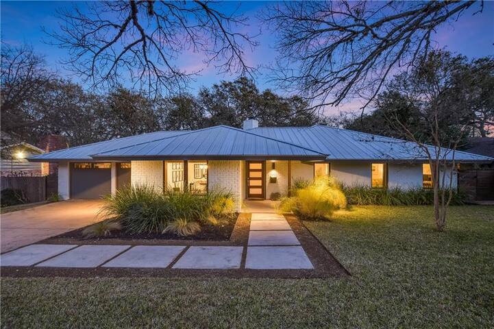 Elegant indoor-outdoor mid-century home home gallery image 2