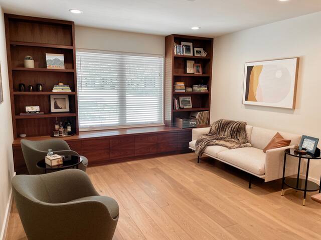 Elegant indoor-outdoor mid-century home home gallery image 3