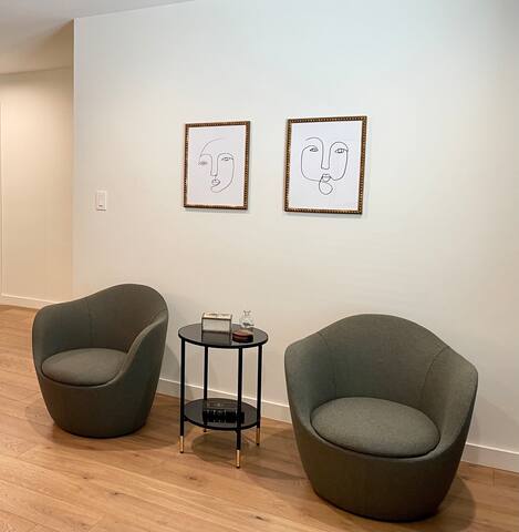 Elegant indoor-outdoor mid-century home home gallery image 4