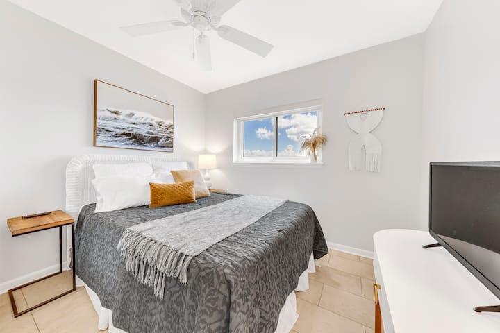 Secondary bedroom with queen bed