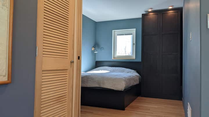 Habitación principal con cama tamaño queen y un amplio armario.  