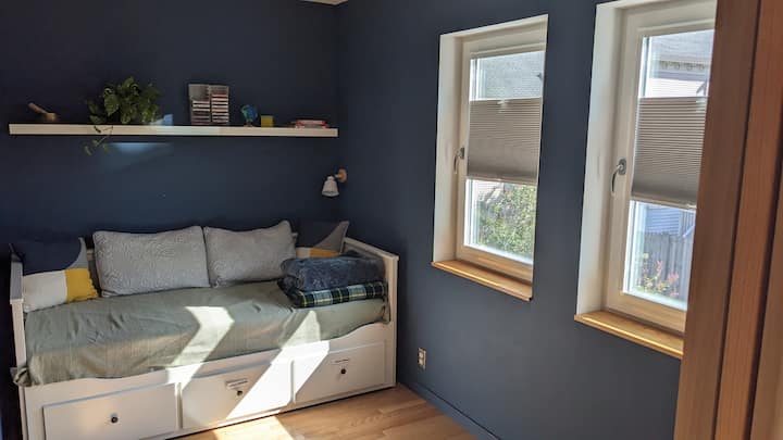 Segundo dormitorio con sofá cama que se convierte en una cama doble, con capacidad para dos personas cómodamente.