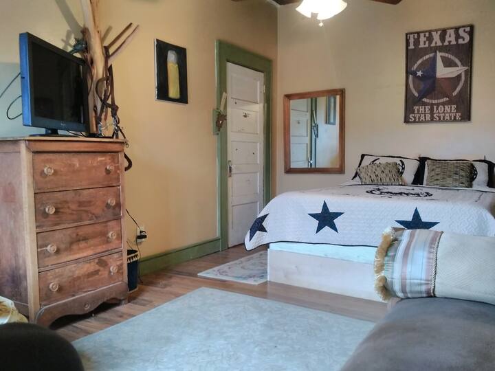 Cowboy room, close to everything! Farm stays for Rent in Kerrville