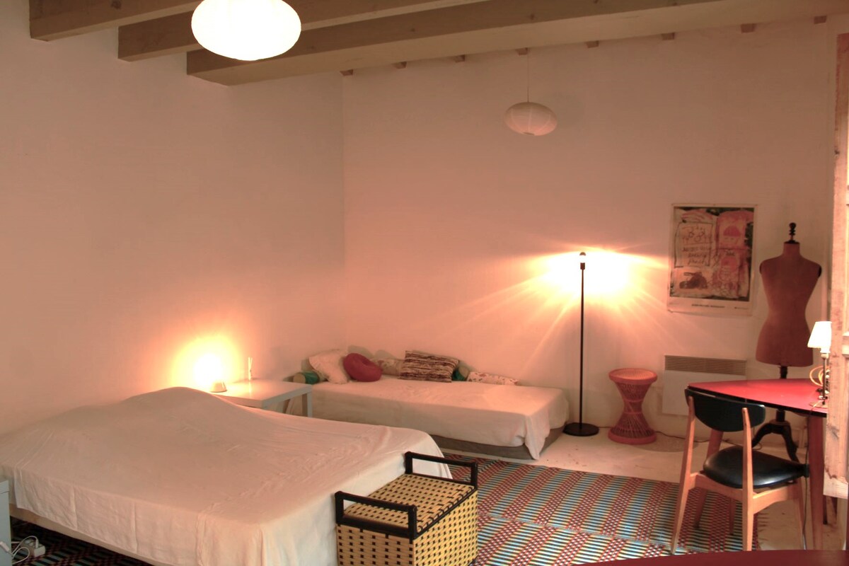 The WEST dorm room with its 2 seater bed and 3 floor mattresses. There is even a barbed bed for the little ones.
This room opens to the patio of Lilas des Indies. 