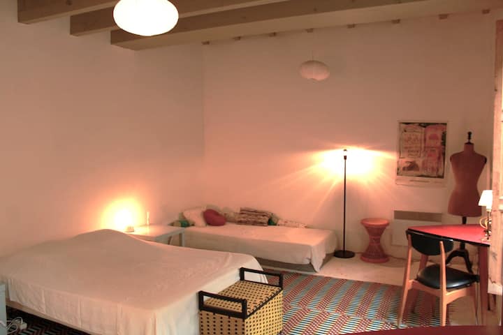 El dormitorio OESTE con su cama doble y sus 3 colchones en el suelo. Incluso hay una cama de púas para los más pequeños.
Esta habitación se abre al patio de la Lila de la India. 