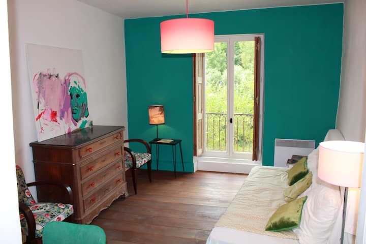 La habitación turquesa, una habitación extra con una cama individual y 1 colchón extra.