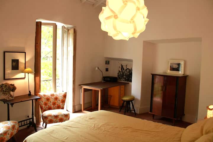 La suite principal de la planta superior con vistas a la piscina y al acantilado. 