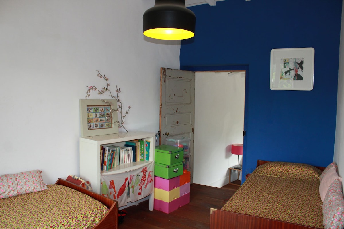The blue room, the children's room. Access to this room is either through the previous sofa/bed room, or through the room that follows. ( the white one)