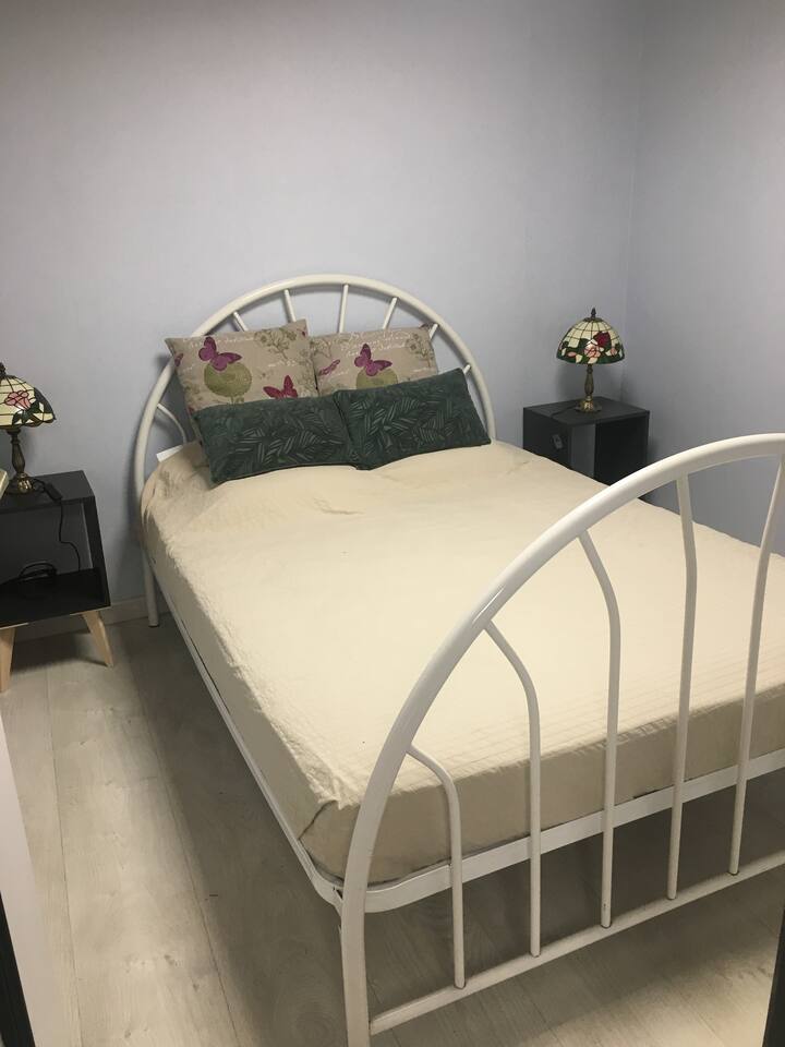 غرفة نوم بسرير مزدوج مع إطلالة على الغابة 